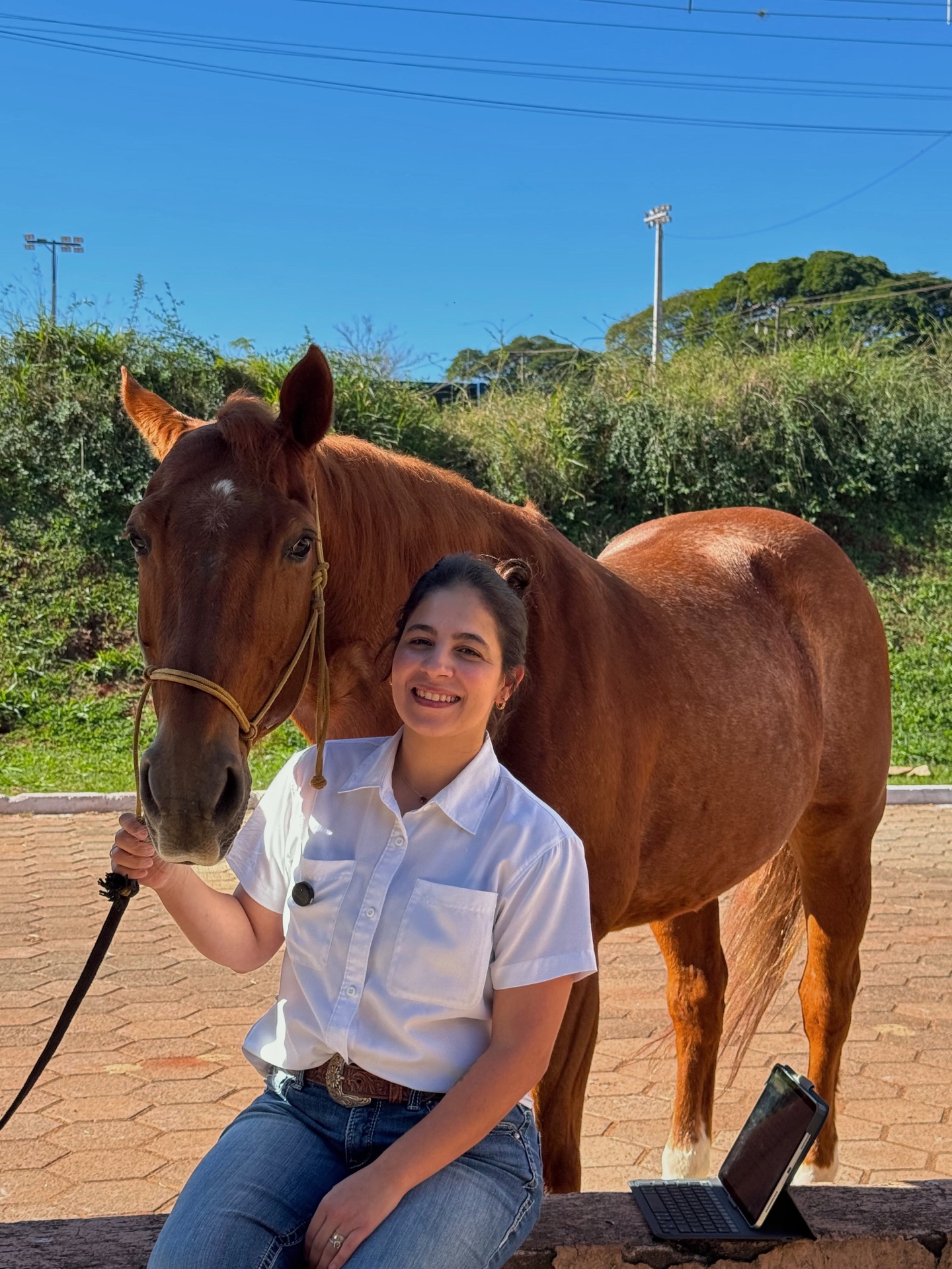 M.V. Danielle Araújo ao lado de um cavalo